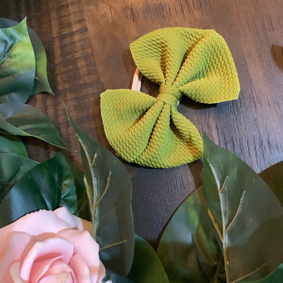 Beautiful nylon bow headband. - Picture 2 of 3